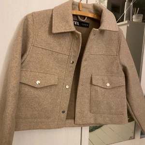 Kort vår jacka Zara - Superfin vår jacka i storlek S, använt fåtal gånger, skriv om fler bilder önskas
