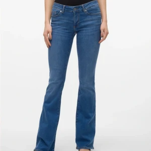 Lågmidjade jeans - Lågmidjade bootcut jeans ifrån Veromoda💕 använda fåtal gånger, i fint skick ✨