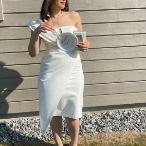 Studentklänning  - Säljer min fina studentklänning, använde endast en gång, köpt från en kläningsbutik i Örebro. Den är i storlek m och passar även i l då är materialet stretchigt och klänning är så bekväm att ha på sig till både utspringet och flak. Fläck & hålfri. 