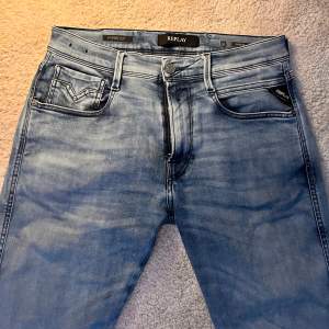 Säljer ett par riktigt feta replay jeans med hyperflex 🔥Ny pris ca 1300 mitt pris 500 🔥Vid frågor är det bara att höra av sig. 