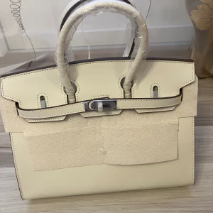 Fint ny väska - Fint liten väska,mer information kan skriv mej .. 