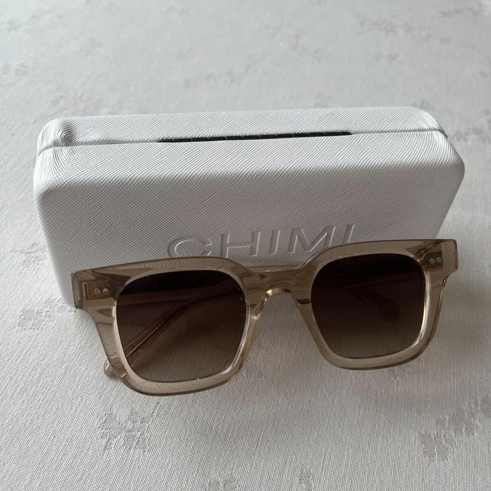 Säljer dessa chimi solglasögon i modellen 04 färgen ecru💕, de är i nyskick. Inköpta för 1350 kr. Låda för glösögonen ingår.. Accessoarer.