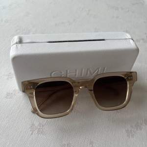 Säljer dessa chimi solglasögon i modellen 04 färgen ecru💕, de är i nyskick. Inköpta för 1350 kr. Låda för glösögonen ingår.