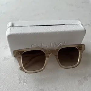 Säljer dessa chimi solglasögon i modellen 04 färgen ecru💕, de är i nyskick. Inköpta för 1350 kr. Låda för glösögonen ingår.