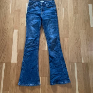 Lågmidjade Jeans - Bootcut Lågmidjade Jeans. 