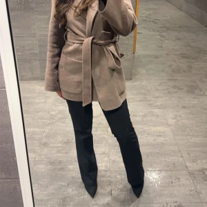 Beige/Brun kappa - Kort kappa från Stockholm LM! I stolek XS men passar även S. I nyskick. Är du intresserad eller har några frågor är det bara att höra va sig!🥰 