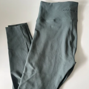 Röhnisch rib tights - Ribbade träningstights från Röhnisch i färgen grå/grön. Helt oanvända. Mjuka i tyget och sitter bra. Storlek XS men är som en S. 