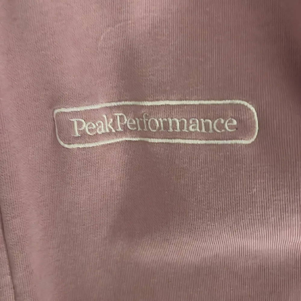 snygg hoodie från peak performance, storlek M. jättefin rosa färg! 💕💕 pris kan diskuteras. Hoodies.