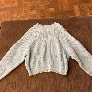 Blå stickad kofta - Denna koftan är köpt på h&m och är i storlek 146/152, den har två små rosa fläckar på armen som vi inte fick bort (se bild 3) men de är inte så synliga.