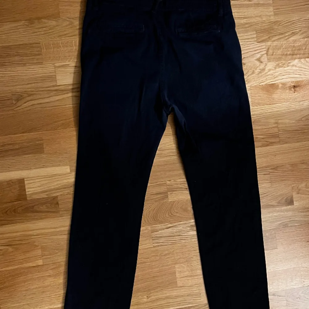 Detta är mörka blåa jeans och de är xl . Jeans & Byxor.