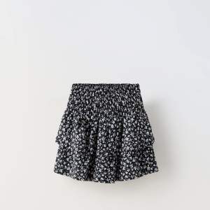 jätte fin kjol med shorts, kjolen är i jätte bra skick säljer på grund av att den tyvärr inte kommer till användning 💗skriv för fler bilder🥰 