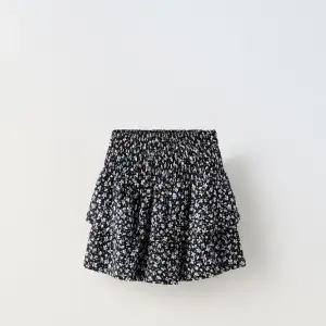 jätte fin kjol med shorts, kjolen är i jätte bra skick säljer på grund av att den tyvärr inte kommer till användning 💗skriv för fler bilder🥰 