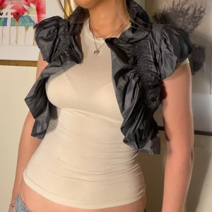 Bolero  - AS tuff bolero med volang! Tryck gärna på köp nu, super skick!