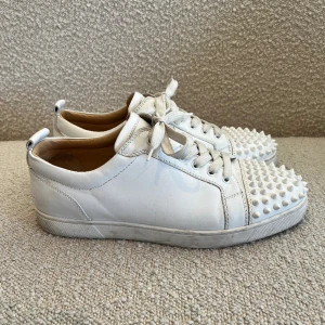 Louboutin  - Helvita Loubs i bra skick. Inga spikar saknas. Hör av dig för mer info. Snabb leverans 🚚