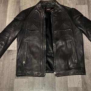 Läderjacka  - Väldigt bra skick. Sparsamt använd.  Pris går såklart diskuteras vid snabb affär. Meddela gärna om ni är intresserade eller har frågor.