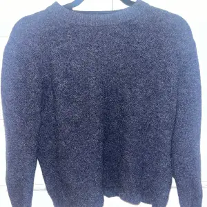 Säljer en jättefin stickad mörkblå tröja, den är i storlek M men har krympt i tvätten så den är mer som en S