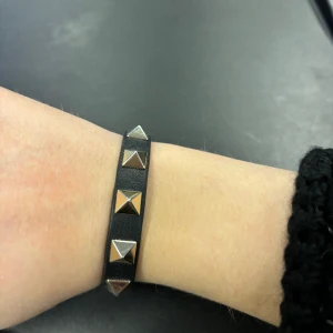 Valentino armband svart - Säljer mitt super fina valentino armband som jag köpte 2022! Det är i väldigt bra skick! 