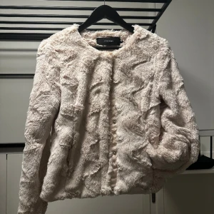 Kofta/jacka - Super söt och mysig kort/jacka som är väldigt mjuk, i rosa beige färg. Endast använd 3 gånger 