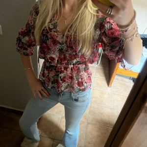 Blus - Såå fin blommig blus från zara!💕🌸🌺