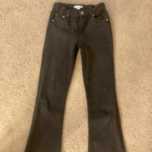 Svarta bootcut jeans med guld detaljer - Superfint skick, använda några fåtal gånger, säljer för att jag har växt ur dem och har liknande jeans💗 sitter superbra på👌
