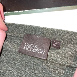 Oscar Jacobsson crewneck  - Säljer nu min feta Oscar Jacobsson crewneck som är snålt använd, köpte den för 1300 på volt för ca 2 månader sedan men har tyvärr inte fått någon användning för den.  Priset är inte ristat i sten! Tveka inte på att höra av dig vid minsta lilla ubdran