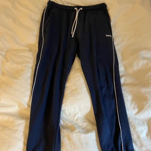 Hugo boss byxor  - Hugo boss byxor köpt som en tracksuit hely nytt för 3600kr men säljer bara byxorna.  Inga märken/fläckar på byxorna som syns och är i väldigt bra skick.  Storleken är M men är åt det mindre hållet.  Pris 699kr eller kom med bud.