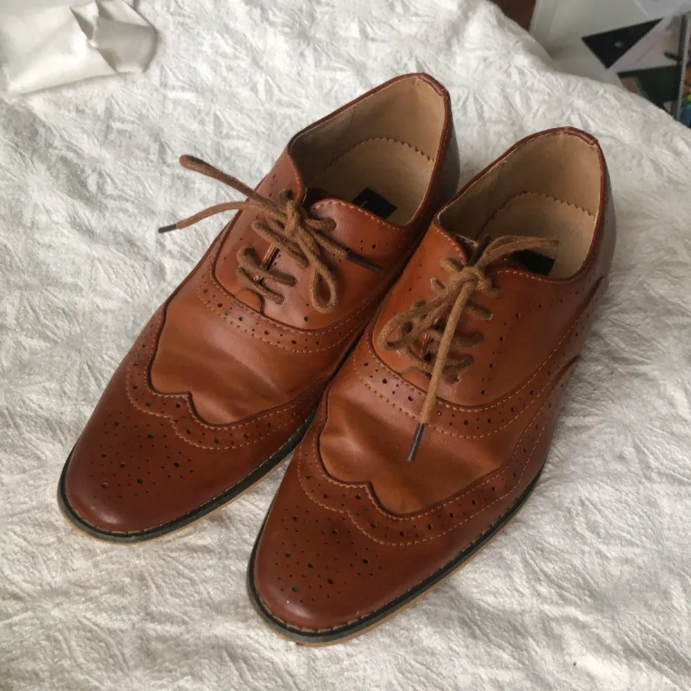 Fina skor i vintage modell! Står ingen storlek men skulle säga 36-37✨ jättebra skick!. Skor.