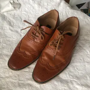 Fina skor i vintage modell! Står ingen storlek men skulle säga 36-37✨ jättebra skick!