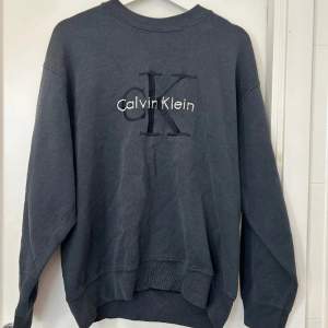 Vintage Calvin Klein tröja! Osäker om den är äkta :-) färgen på tröjan på bild två stämmer mest överens med verkligheten <3  Liten fläck går att se på sista bilden! Eventuellt kan den försvinna i tvätten, har inte testat än