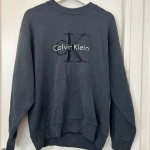 Vintage Calvin Klein tröja - Vintage Calvin Klein tröja! Osäker om den är äkta :-) färgen på tröjan på bild två stämmer mest överens med verkligheten <3  Liten fläck går att se på sista bilden! Eventuellt kan den försvinna i tvätten, har inte testat än