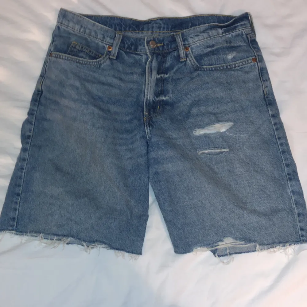 Coola jeans shorts från HM!! 🌟 Är bara använda 1-2 gånger så de är i bra skick 💕. Shorts.