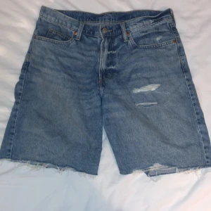Jorts !! - Coola jeans shorts från HM!! 🌟 Är bara använda 1-2 gånger så de är i bra skick 💕