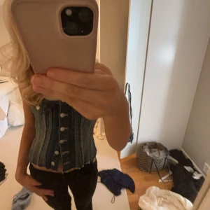 Intressekoll😇 - Intressekoll på min så så så fina topp ifrån Zara! Nypriset när jag köpte den var 260 kr! Den är aldrig andvänd förutom testad! I storlek s❤️