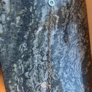 Silver armband - Säljer detta ass snygga berlock armband från Tomas sabo. Säljer pågrund av jag använder bara guld smycken. Berlocken på den finns inte längre att köpa det står love på den. Köpt för ungefär 1000❤️❤️