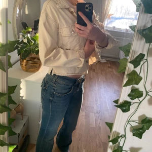 Jeans jacka  - Köpt på bershka i Dubai, använt en gång. Den är XS men skulle även passa S-M. 💕