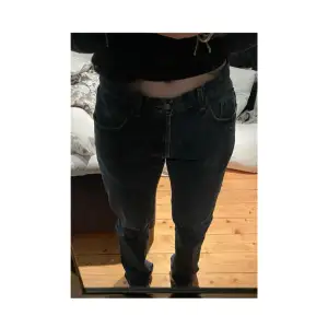 Crocker jeans modell 352 i storlek C150. Midjemått (W) - 33tum, benlängd (L) - 34tum. Förutom litet slitagehål längst ner vid högerben så är skicket gott. Dessutom väldigt bekväma jeans!