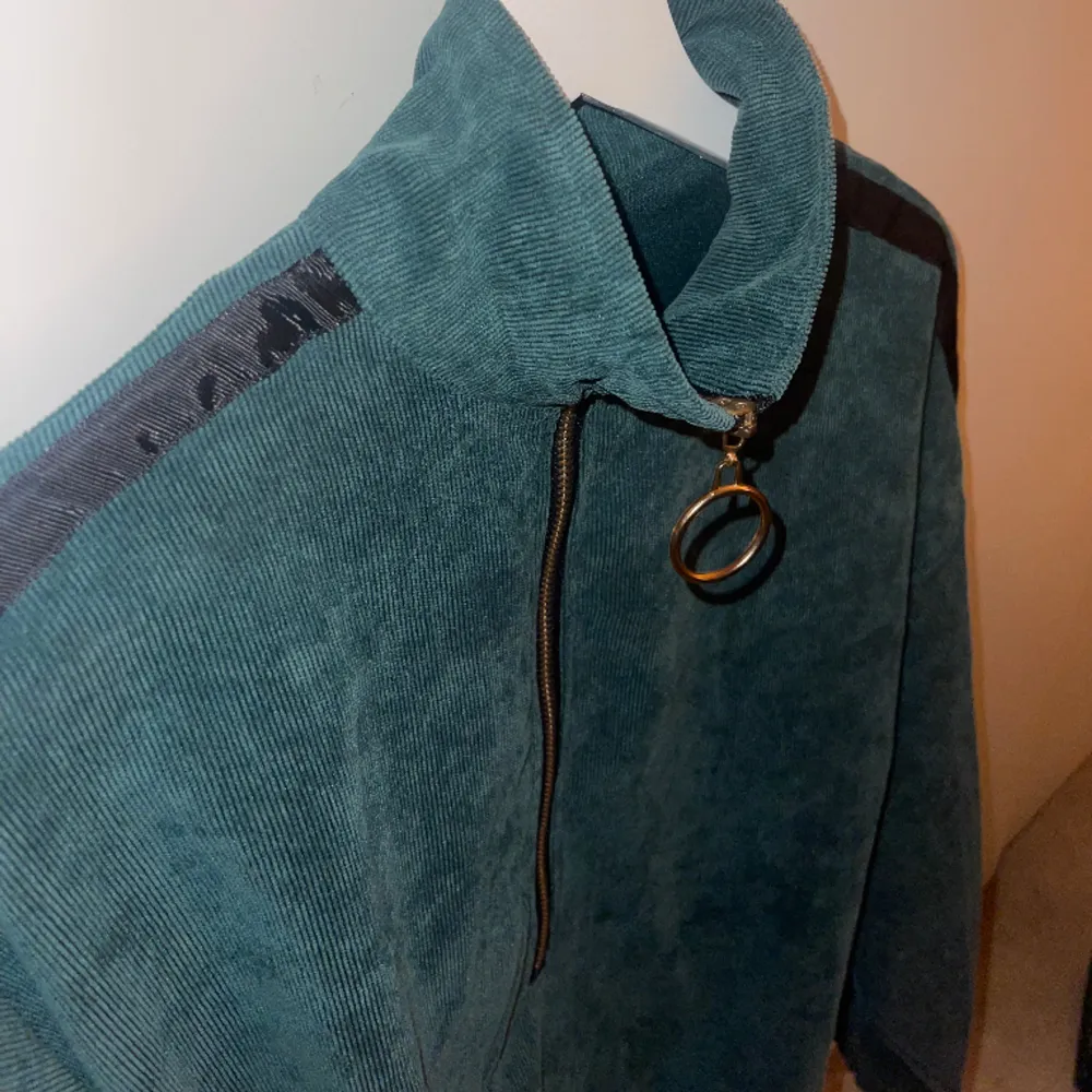 Använd grön sweatshirt i velour material.  Storlek XL (liten XL passar även L och M Märke oklart finns ingen lapp.. Tröjor & Koftor.