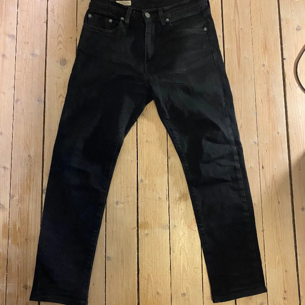 Ett par riktigt feta Levis jeans 512👍👍 storlek 28/32😀😀 skick 10/10🔥 skriv vid mer frågor eller byten😀✅. Jeans & Byxor.