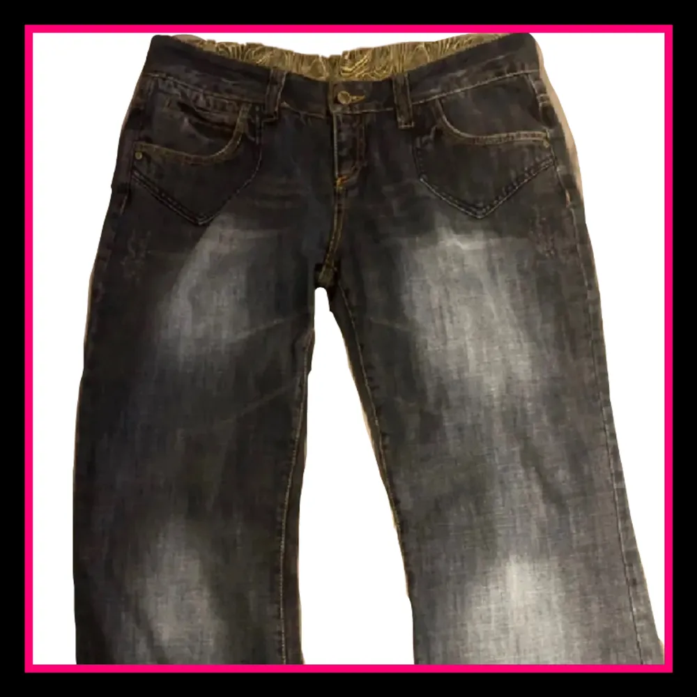 Säljer dessa skitsnygga jeans då dem är lite tighta i midjan för mig. Fint skick! Storlek W32 (midja: 34cmx2) L34 (innerbenslängd: 83cm) skriv gärna vid frågor eller fler bilder!💗. Jeans & Byxor.