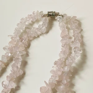 Halsband rosenkvarts  - Rosenkvarts är en kristall som ofta används i healing. Den anses ha många olika positiva egenskaper, såsom att den kan hjälpa till att skapa kärlek och välbefinnande, förbättra relationsproblem och lindra stress och oro.  