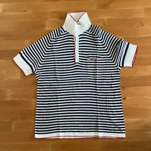 Randig pikè - Svart vit randig pikè från Pringle i väldigt tunn och mjuk bomull till sommaren. Stl XLmen sitter som M