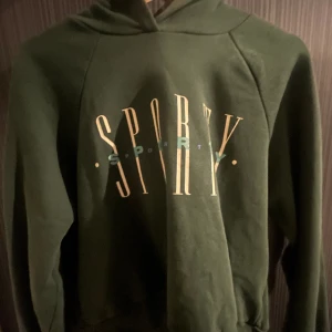 Hoddie - Använd men gott skick! Liten i storlek, passar bra på mig som har s/m :) Pris kan diskuteras💓