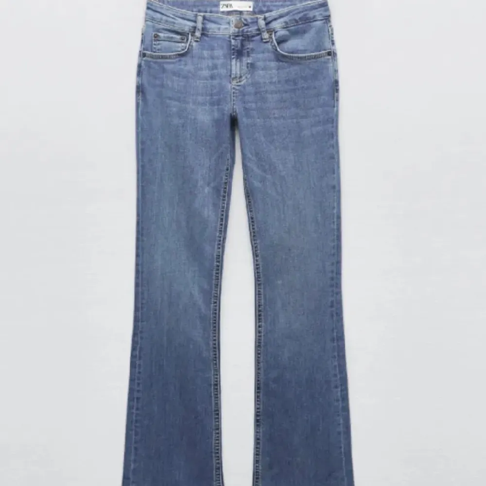 Säljer mina snygga lågmidjade jeans från zara då dom inte kommer till användning❤️storlek 36. Jeans & Byxor.