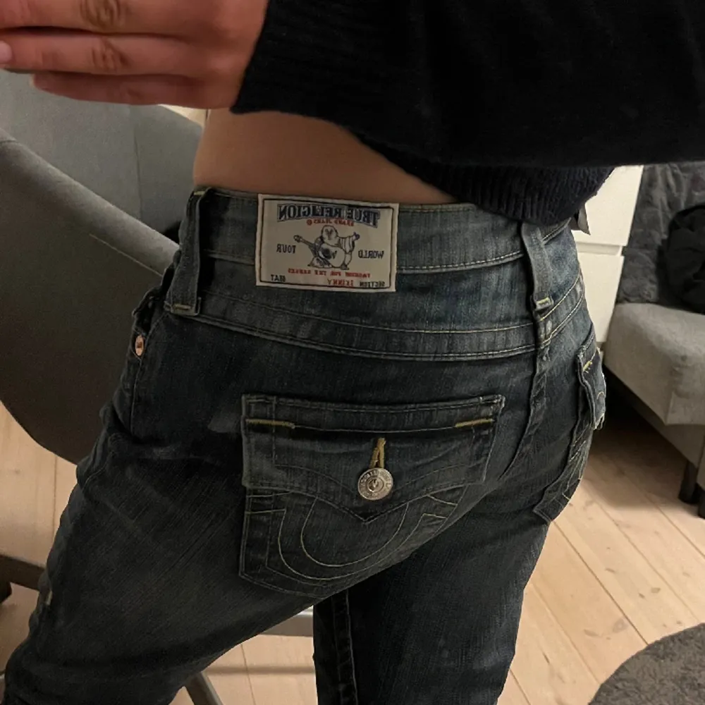 Superfina low waist true religion jeans i bra skick!! Jag är 156cm och de är lite långa så passar säkert bra för någon som är lite längre. Jag säljer dom pga att de är lite stora i midjan💗 . Jeans & Byxor.