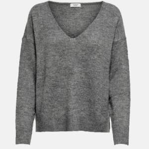 jättefin grå v ringad stickad tröja från hm. Använd några gånger, lite nopprig men jätteskön att ha på sig. 