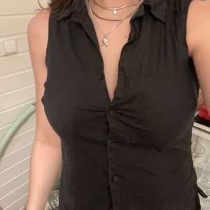 Skjorta  - Svart kortärmad skjorta/väst! Så fin! Står storlek 40 men skulle säga att den är S/M💗