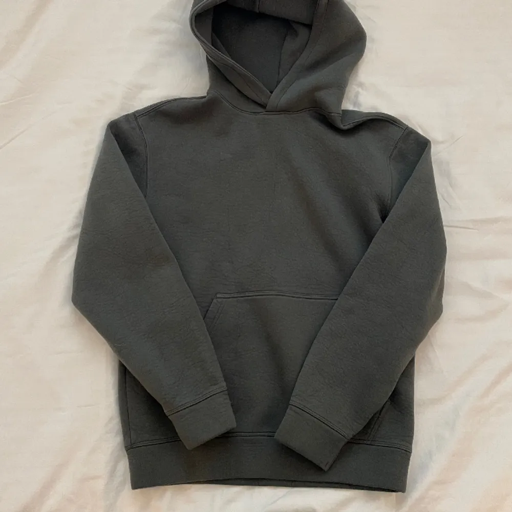 Grön / olivgrön hoodie från weekday, unisex, i storlek XS. Tjockare material än vanliga hoodies så den är boxy. 90kr + frakt!. Hoodies.