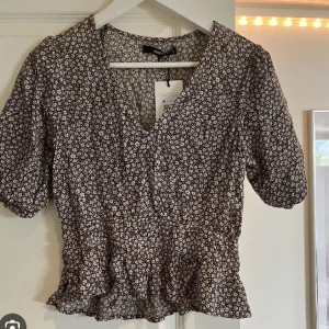 Söt blommig topp - Helt oanvänd blus från bikbok, prislapp sitter kvar🤩 inte använt pågrund av för liten för mig:(