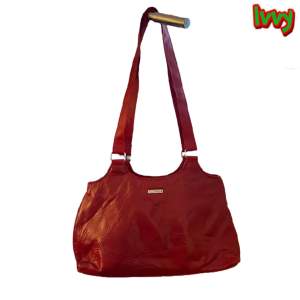 Röd väska  30cm bredd o 22 cm lång