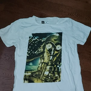 C3PO star wars tröja - Guldiga snubben från star wars på en vit tröja💯💯 lite skrynklig men i gott skick👍kom dm om du har funderingar som behöver svar😳